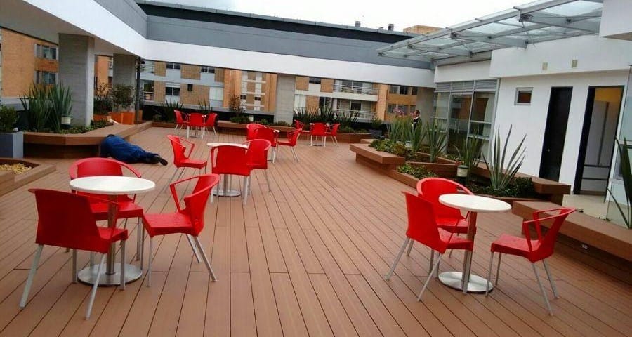 Piso deck listón wpc interior zona comidas Acento Suministros SAS
