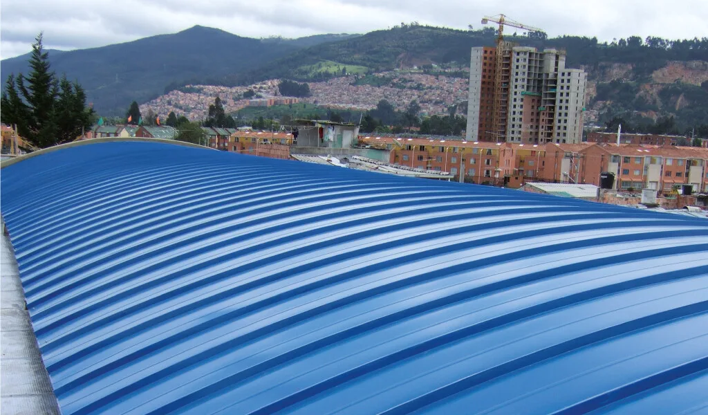 Cubierta color madera, cubierta color azul y rojo, cubierta perfecta para grandes areas e inclinaciones
