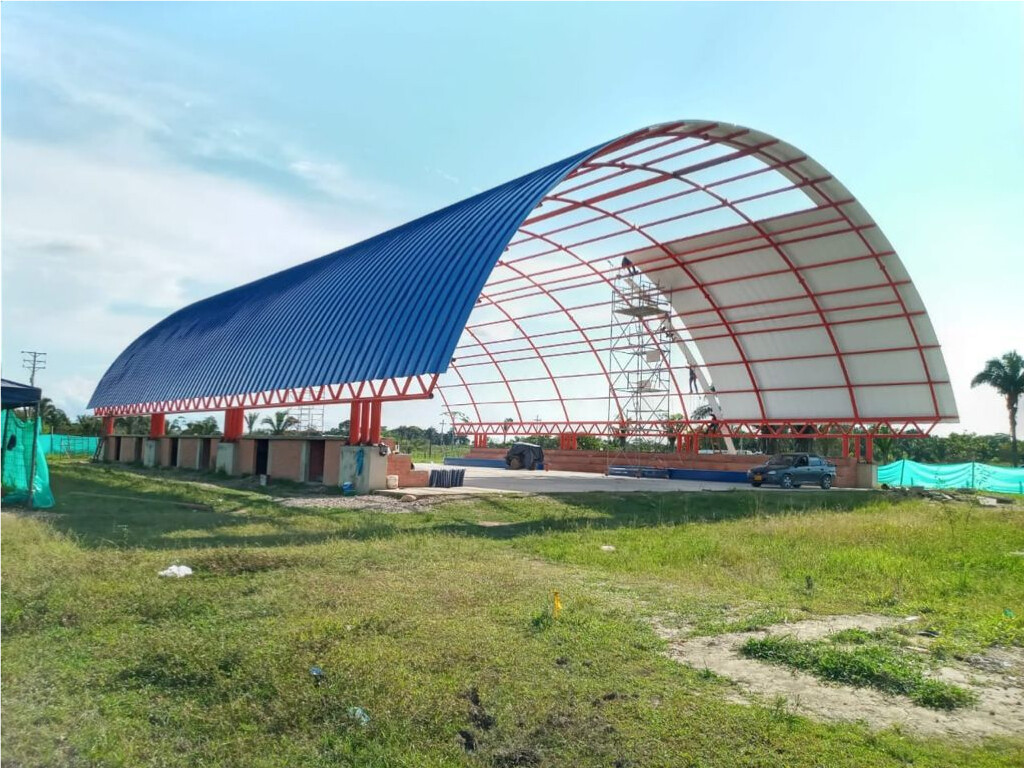 Instalacion de cubiertas a la medida con acero galvanizado de color azul Standing Seam