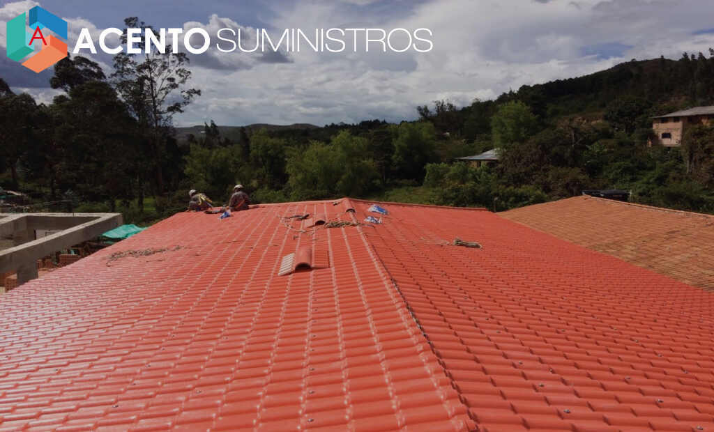 instalacion de teja colonial roja con capa inferior en blanco para reflectacia a la luz en los espacios.