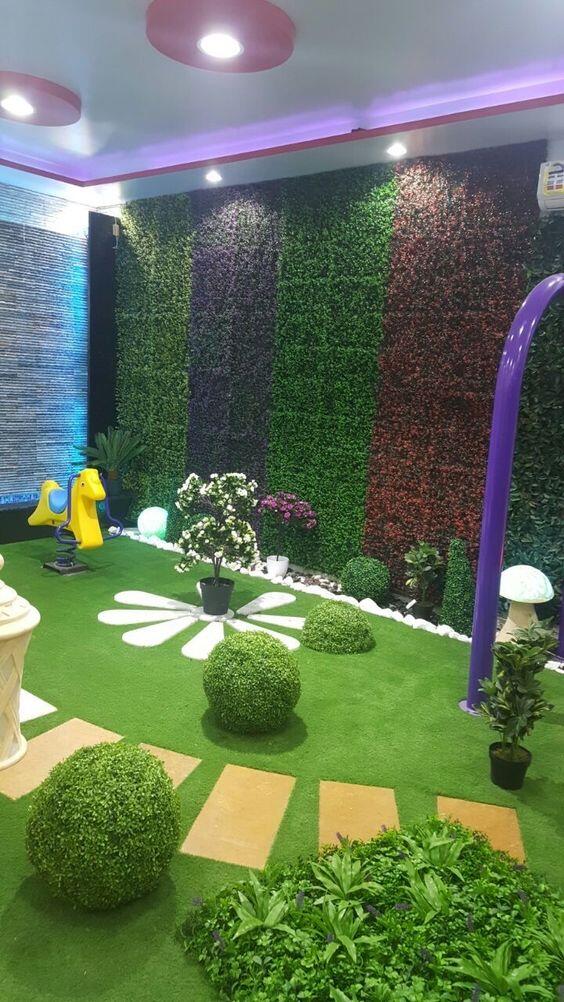 Espacios de instalacion de jardines interiores de colores verdes flores y color morado
